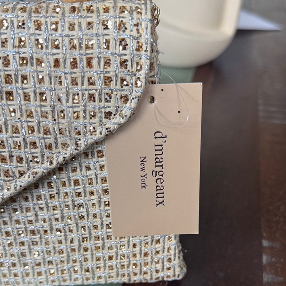 Elegant Beige Woven Handbag with Wooden Handle - Picture 3 of 10